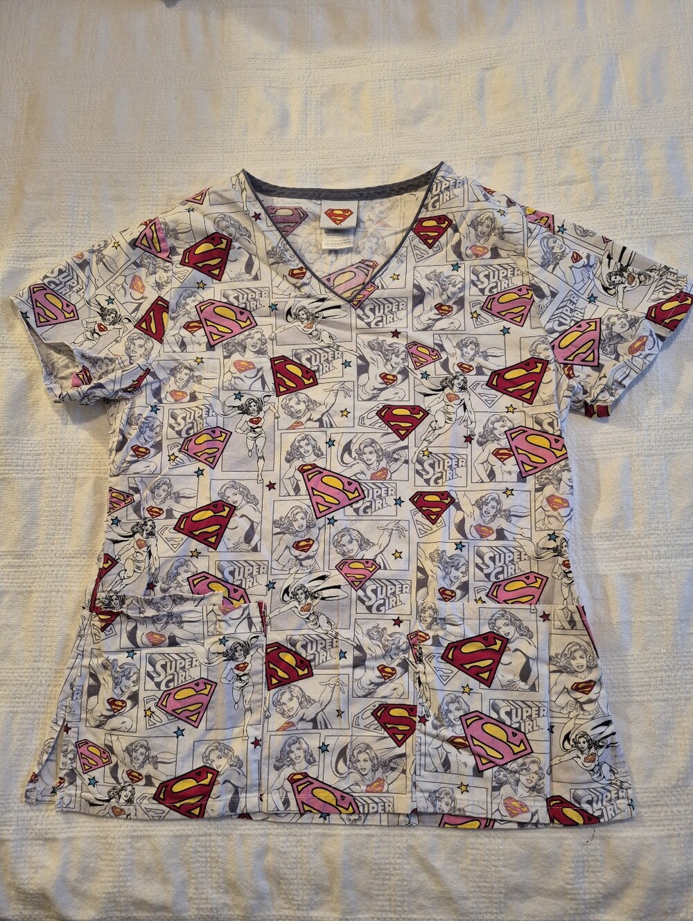 Supergirl Women's Xs Scrub Top White With All Over Logo Design Vguc
